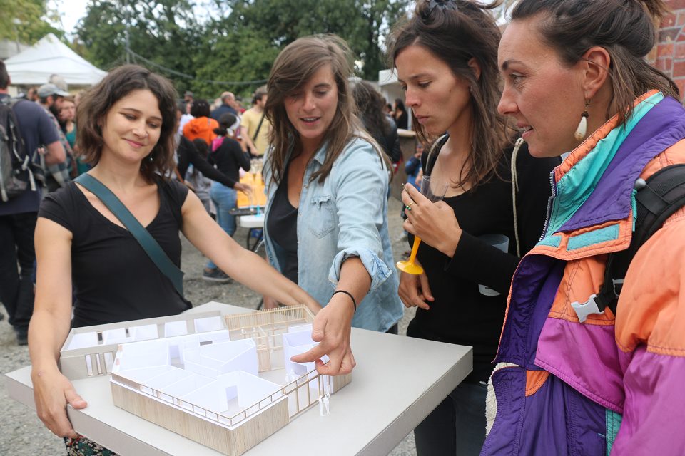 Une présentation sur plan Pose première pierre centre santé village 2 santé