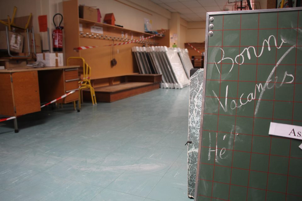 Les travaux d'été dans les écoles Le matériel des salles de classe a été entreposé dans les couloirs de l'élémentaire cachin B le temps des travaux.