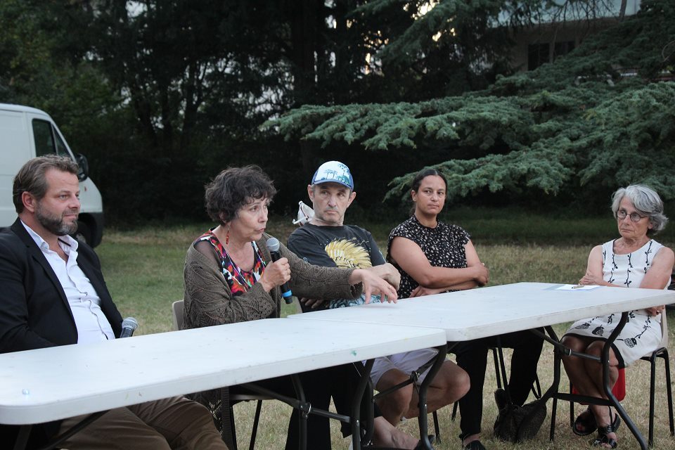 La réalisatrice du film Nouvelle cordée, Marie-Monique Robin (micro en main), était présente lors de la projection pour répondre aux questions des habitant-es, aux côté de l'adjoint Pierre Labriet, de Franck et Nadia, habitant-e privé-es d'emploi et membre du collectif, et Nicole Bolcato, membre d'ATD Quart-Monde et du collectif, (de gauche à droite sur la photo).