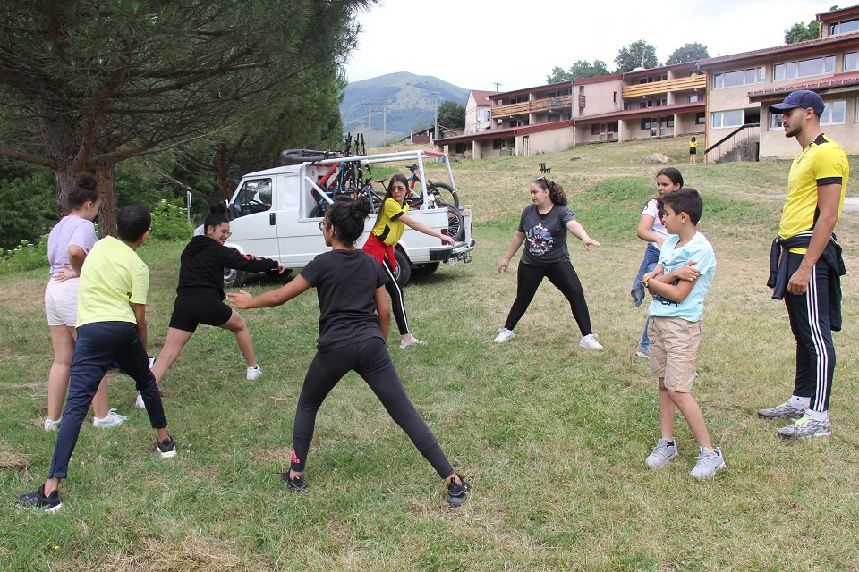 Tous les après-midi, les animateurs et animatrices de la Ville s'occupent des enfants dans le cadre d'un centre de loisirs. Cet après-midi c'est jeux en plein air avec un groupe de jeunes.