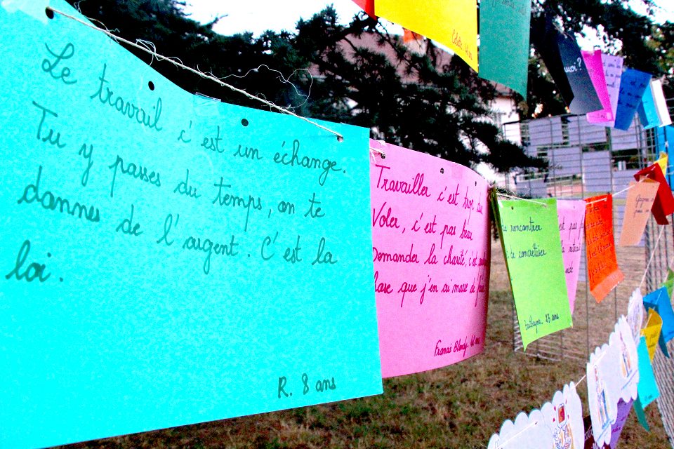 Les habitant-es se sont exprimé-es sur le sens qu'a pour eux le mot "travail". Ces expressions sont affichées dans le cadre d'ateliers.