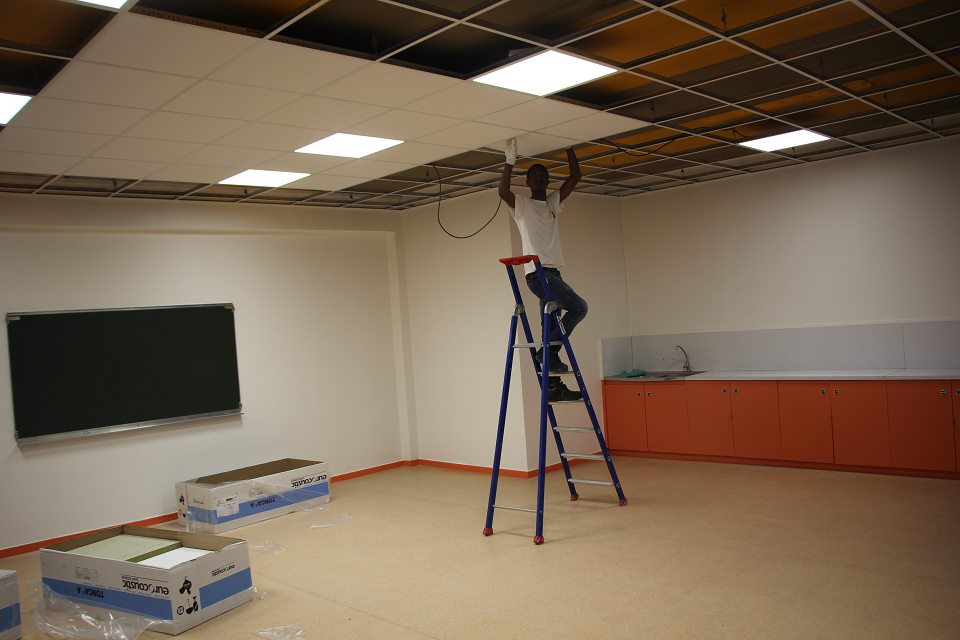 Les travaux dans les écoles Les dalles à LED sont posée, les peintures refaites, le faux-plafond en cours d'installation.