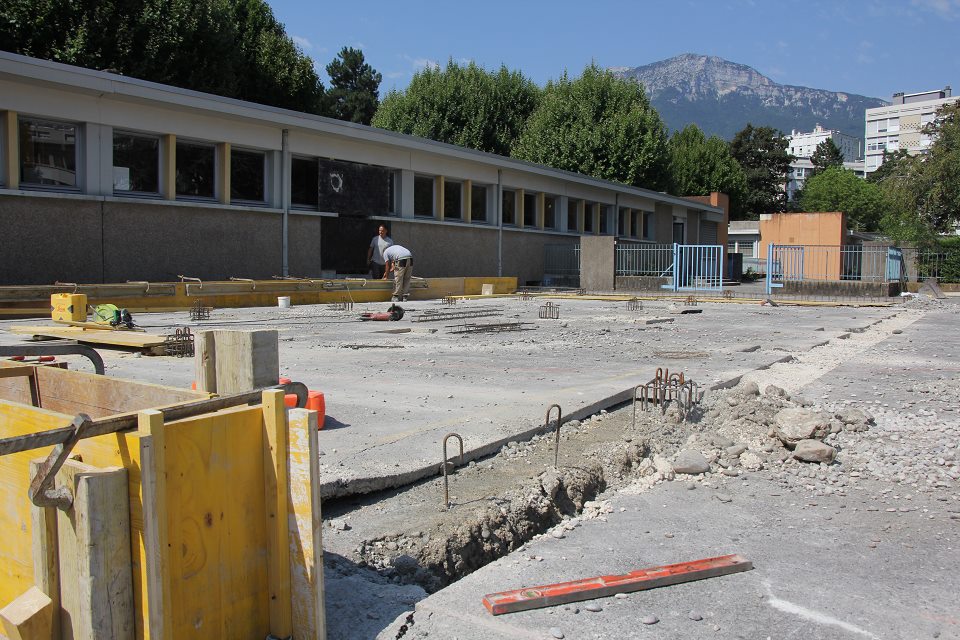 Les travaux dans les écoles Les fondations qui accueilleront les six modules de plus de 210 m² de l'entreprise Actimodul sont en cours de réalisation sur le plateau sportif de la maternelle Marat.