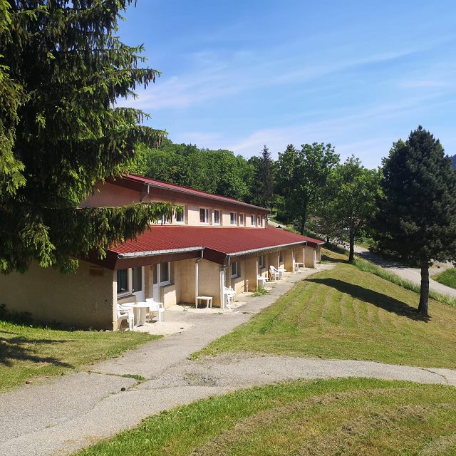 Séjours vacances : Un été en famille Vue sur les locaux où les familles logeront pendant leur séjours vacances apprenantes