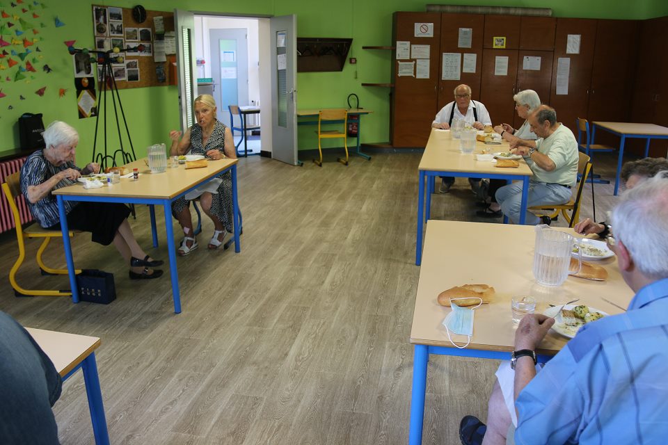 Les habitué-es du foyer-restaurant des Ecureuils partagent un repas et des conversations.