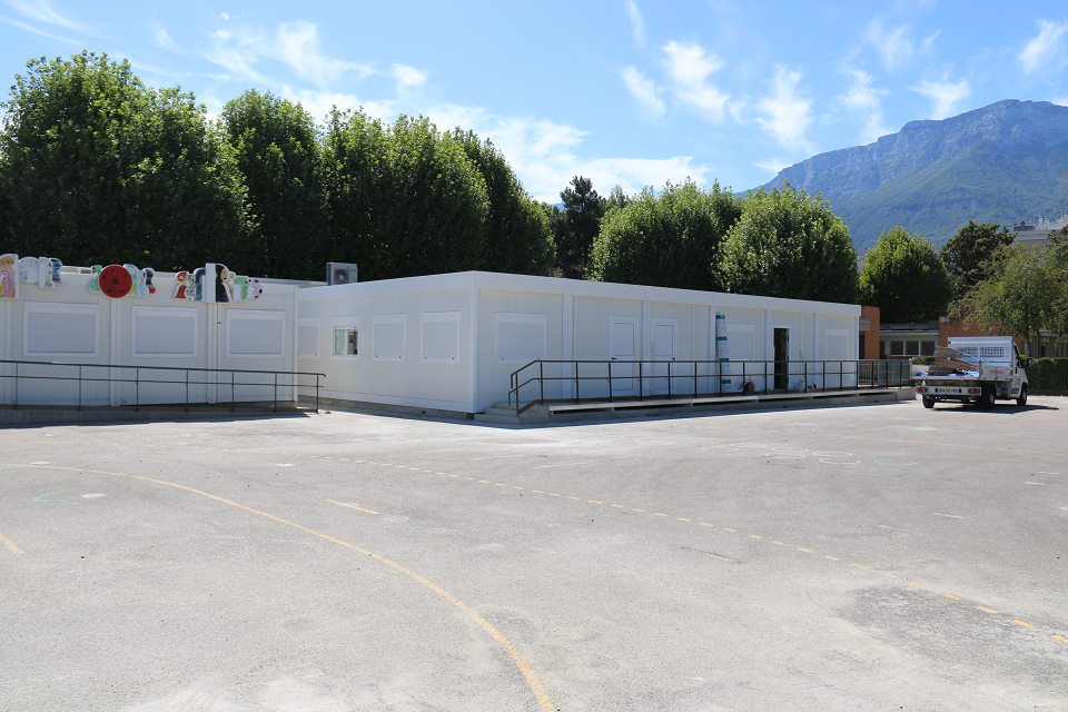 Chantier d'été dans les écoles : Tour d'horizon Les nouveaux modules ont pris place dans la cours de la maternelle Marat.