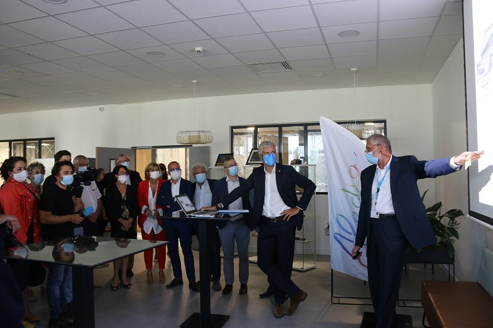 Visite de Laurent Wauquiez à Aledia Le cofondateur d'Aledia présente le projet aux élu-es