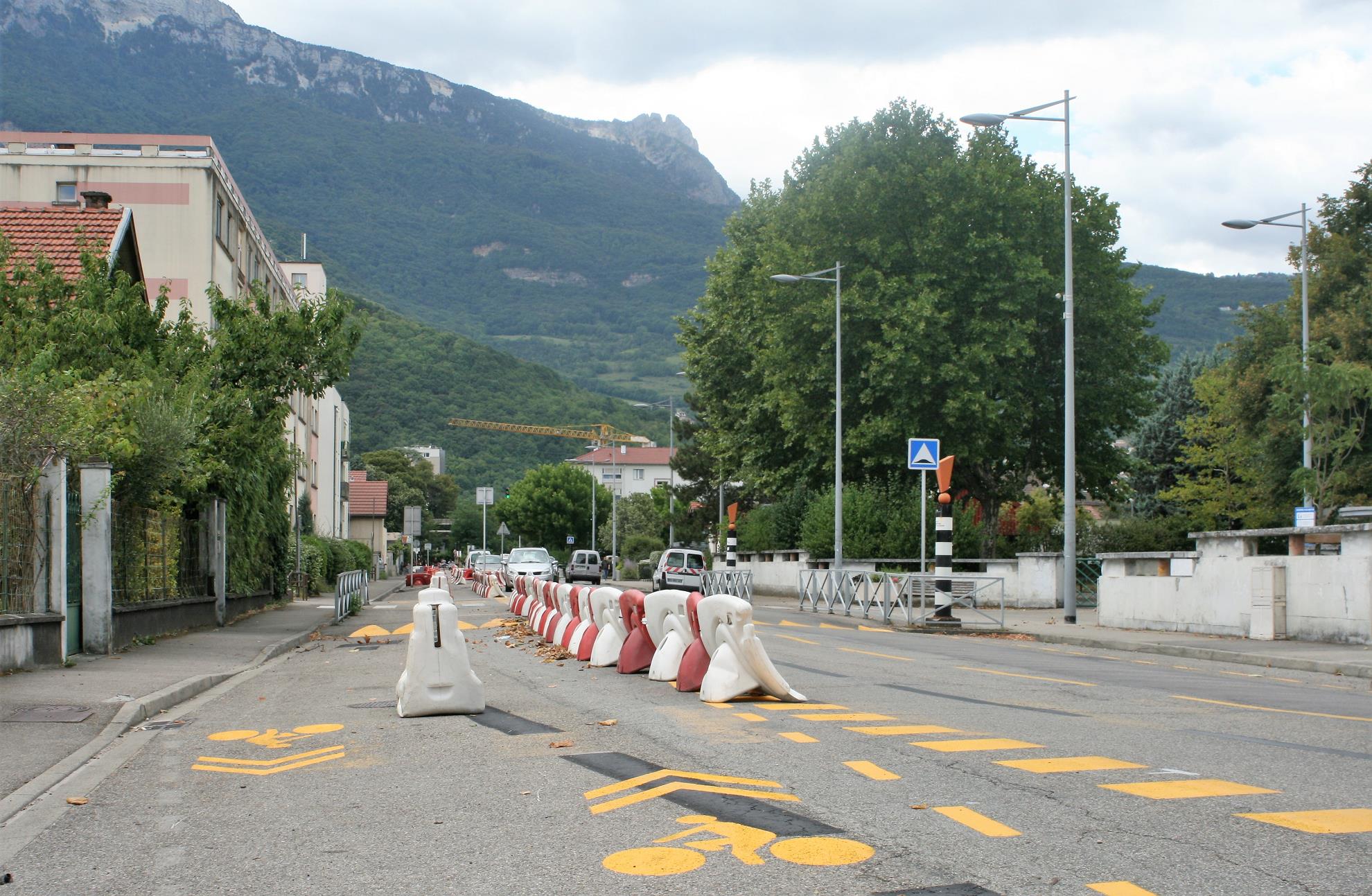 Les travaux de la piste cyclable Tempovélo se poursuivent avec des marquages au sol temporaires et des plots de chantier sur l'avenue Paul Vaillant Couturier.