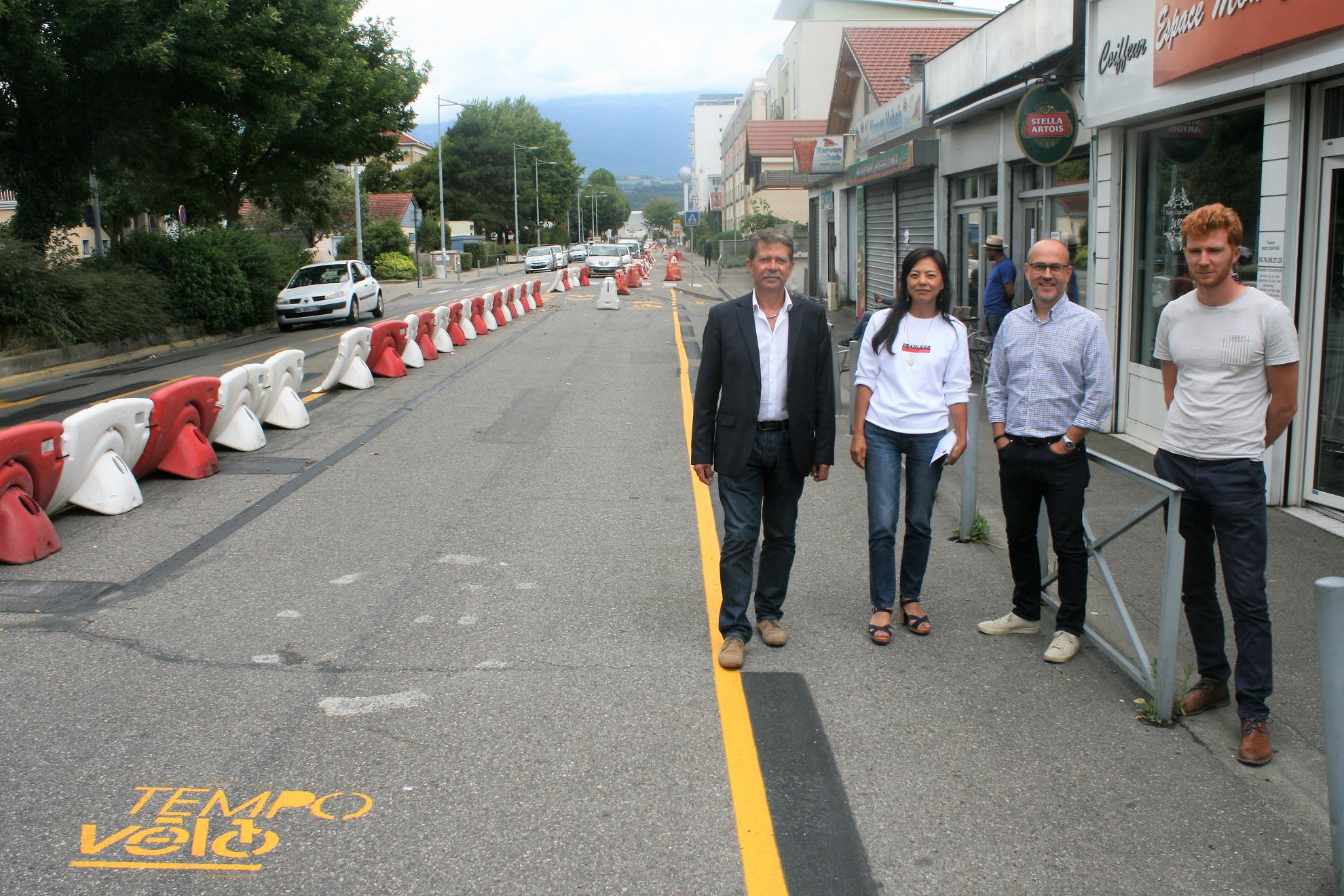 Les élu-es visitent le chantier et échange avec les agent-es responsables du projet.