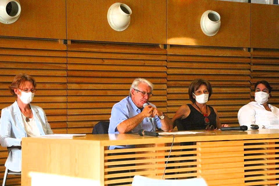 Le maire et les élu-es échangent avec les participant-es Le maire et les élu-es échangent avec les participant-es
