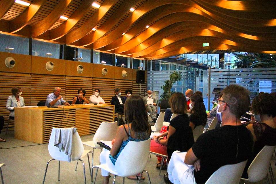 Réunion de rentrée des directeur-trices Le Maire et les élu-es échangent avec les participant-es
