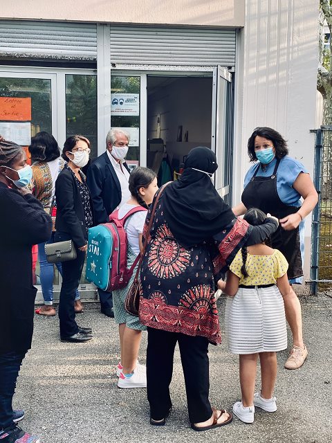 Les enfants rentrent dans l'école Les enfants rentrent dans l'école