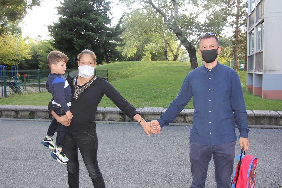 Les parents accompagnent leurs enfants à l'école Des parents accompagnent leurs enfants à l'école