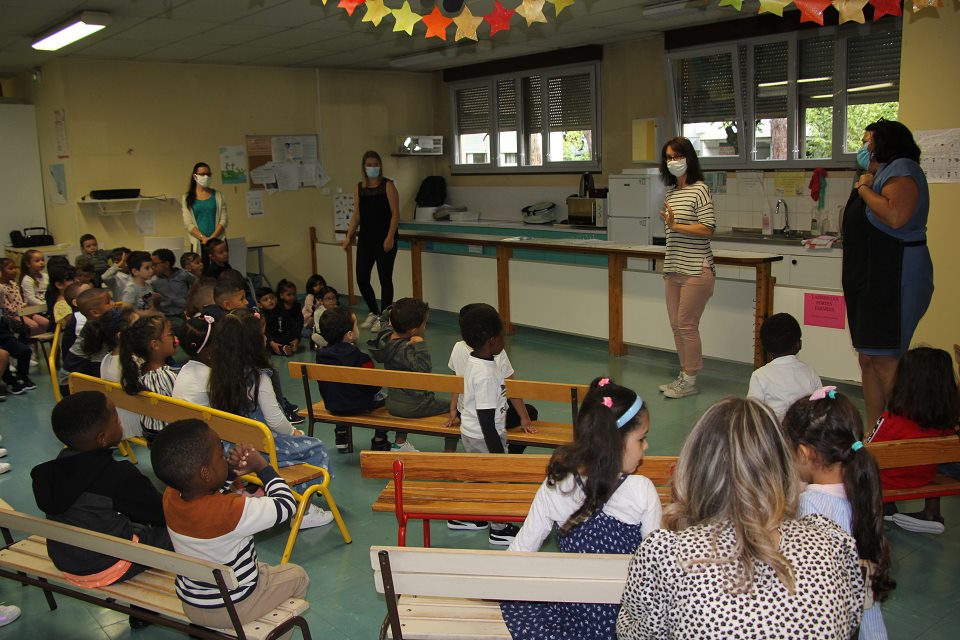 Rentrée scolaire : Tous et toutes à l’école Les enseignantes accueillent les élèves dans les salles