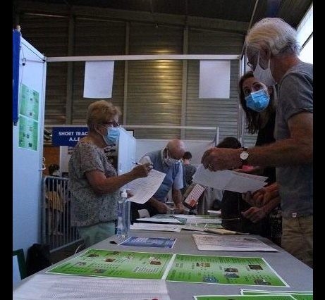 Les associations renseignent le public à leurs stands Les associations renseignent le public à leurs stands