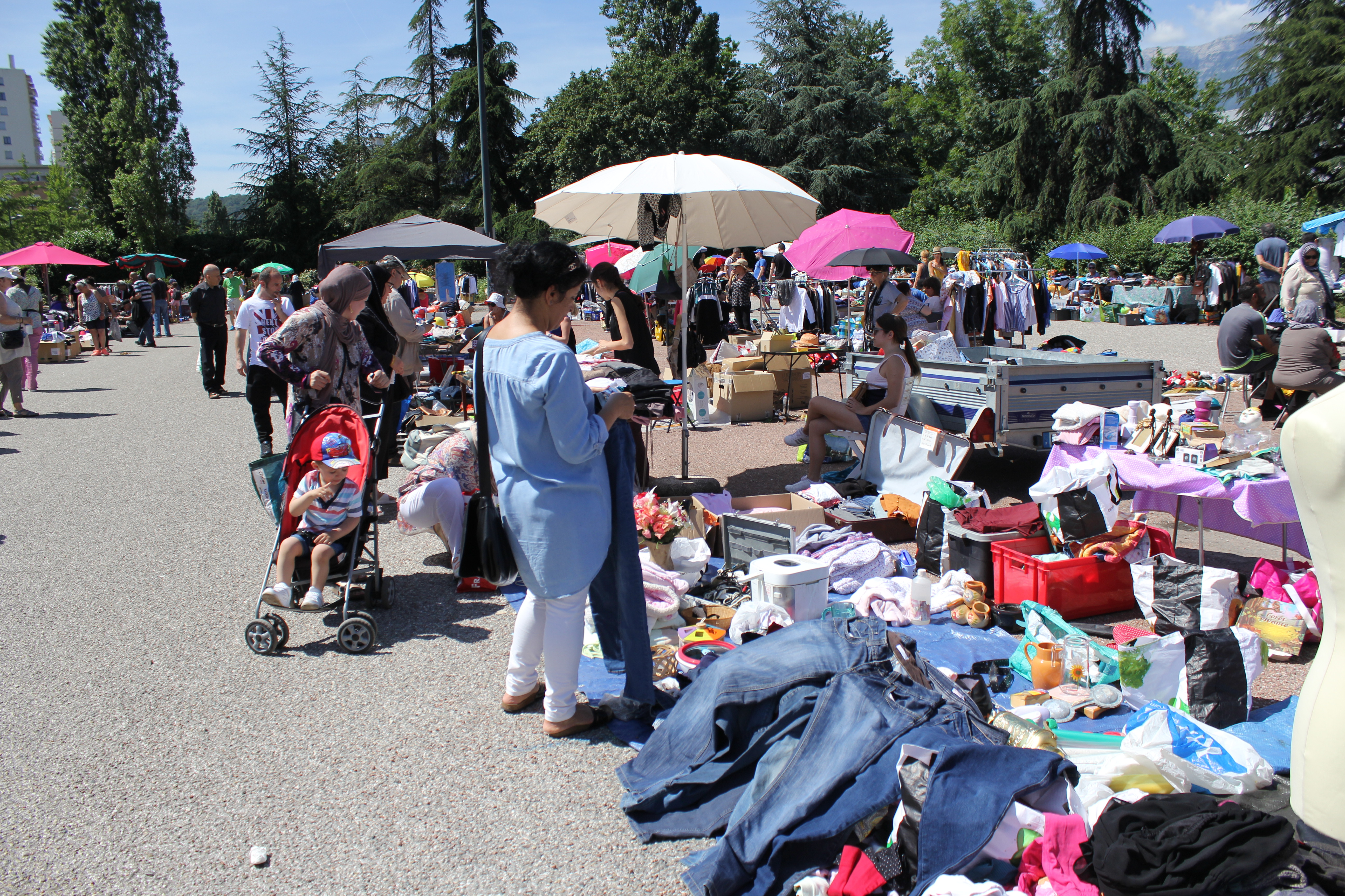 Vide grenier associatif, de nombreux stands présentent les objets à vendre