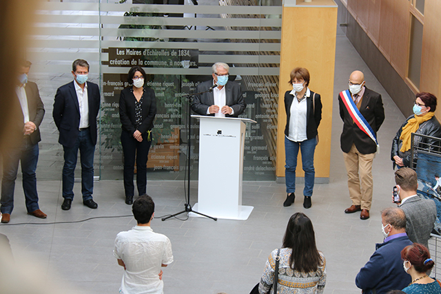 Le maire, lors de son discours en hommage à Samuel Paty Vue depuis une passerelle surplombant l'atrium de l'Hôtel de Ville. Le maire, entouré de ses adjoints, rend hommage à Samuel Paty à travers un discours.