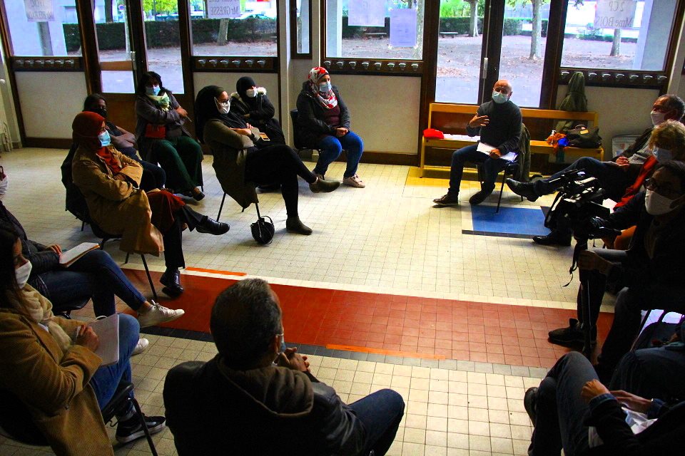 Les écrans parlons en ! - Jeudi sans écran du 1er octobre Les habitant-es échangent dans des ateliers réalisés dans le cadre du projet "Les écrans parlons en !".