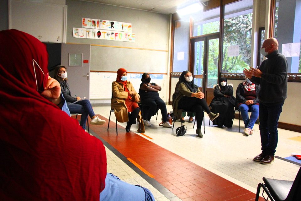 Les habitant-es échangent dans des ateliers réalisés dans le cadre du projet "Les écrans parlons en !".