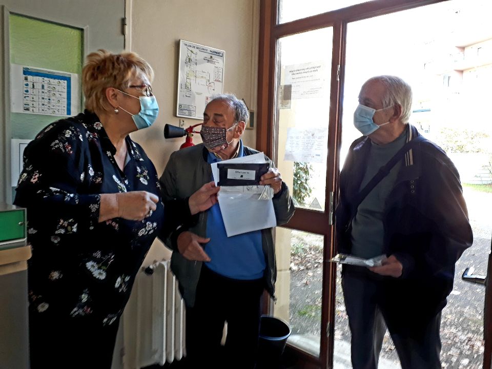 Distribution de masques aux personnes âgé-es / foyers restaurants Sylvette Rochas distribue des masques aux personnes âgé-es qui viennent chercher leurs paniers repas dans les foyers restaurants.