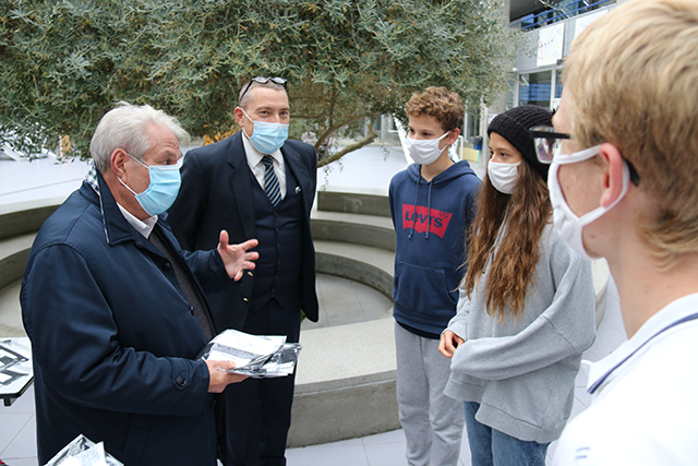 Distribution de masques au lycée Marie-Curie. Le maire distribue des masques à quelques lycéen-nes en présence du proviseur du lycée.
