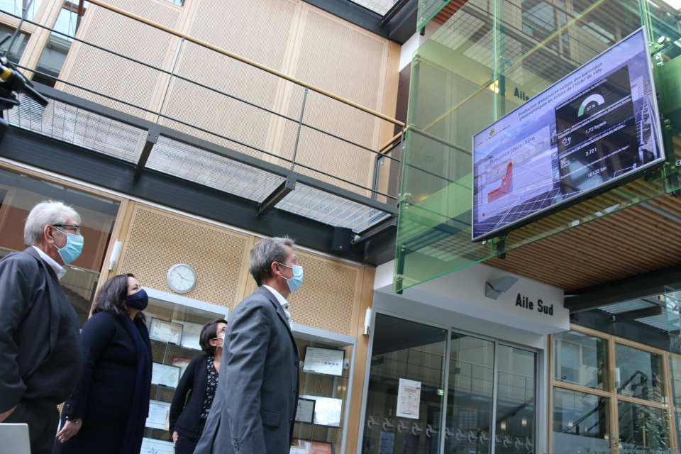 Le maire Renzo Sulli et son adjoint Daniel Bessiron ont inauguré la centrale photovoltaïque sur le toit de l'Hôtel de Ville. Les voici lors de l'inauguration au sein de la mairie.