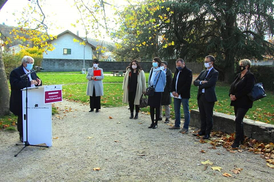 Le maire Renzo Sulli prononce son discours inaugural dans le jardin de la Maison des habitant-es Les Ecureuils, devant les partenaires.