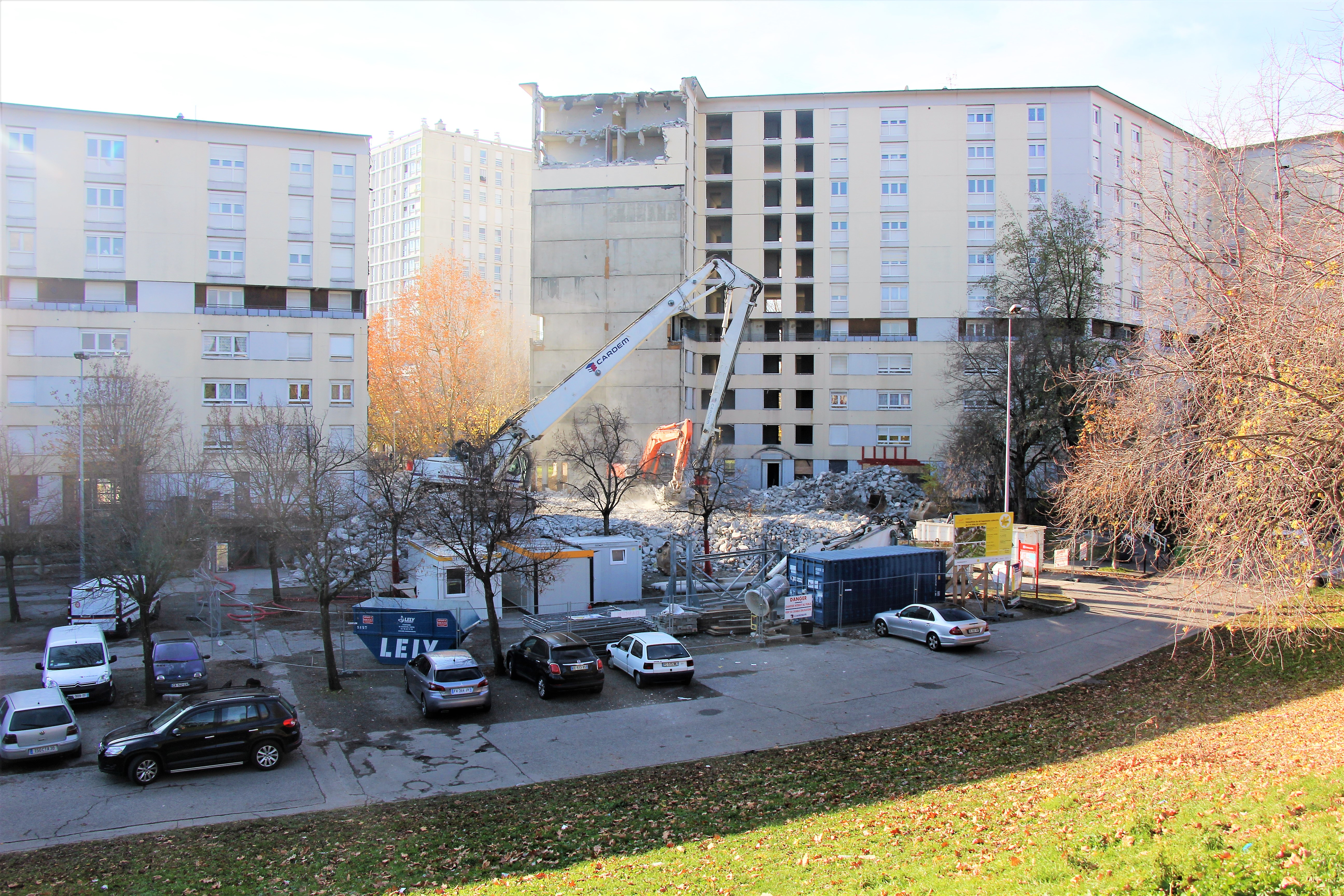 Lancé le 23 novembre, le chantier de démolition des 7 et 9 allées du Limousin devrait s'achever fin janvier 2021, avec la remise en état des abords. Nous voyons une grue démolissant progressivement les immeubles.