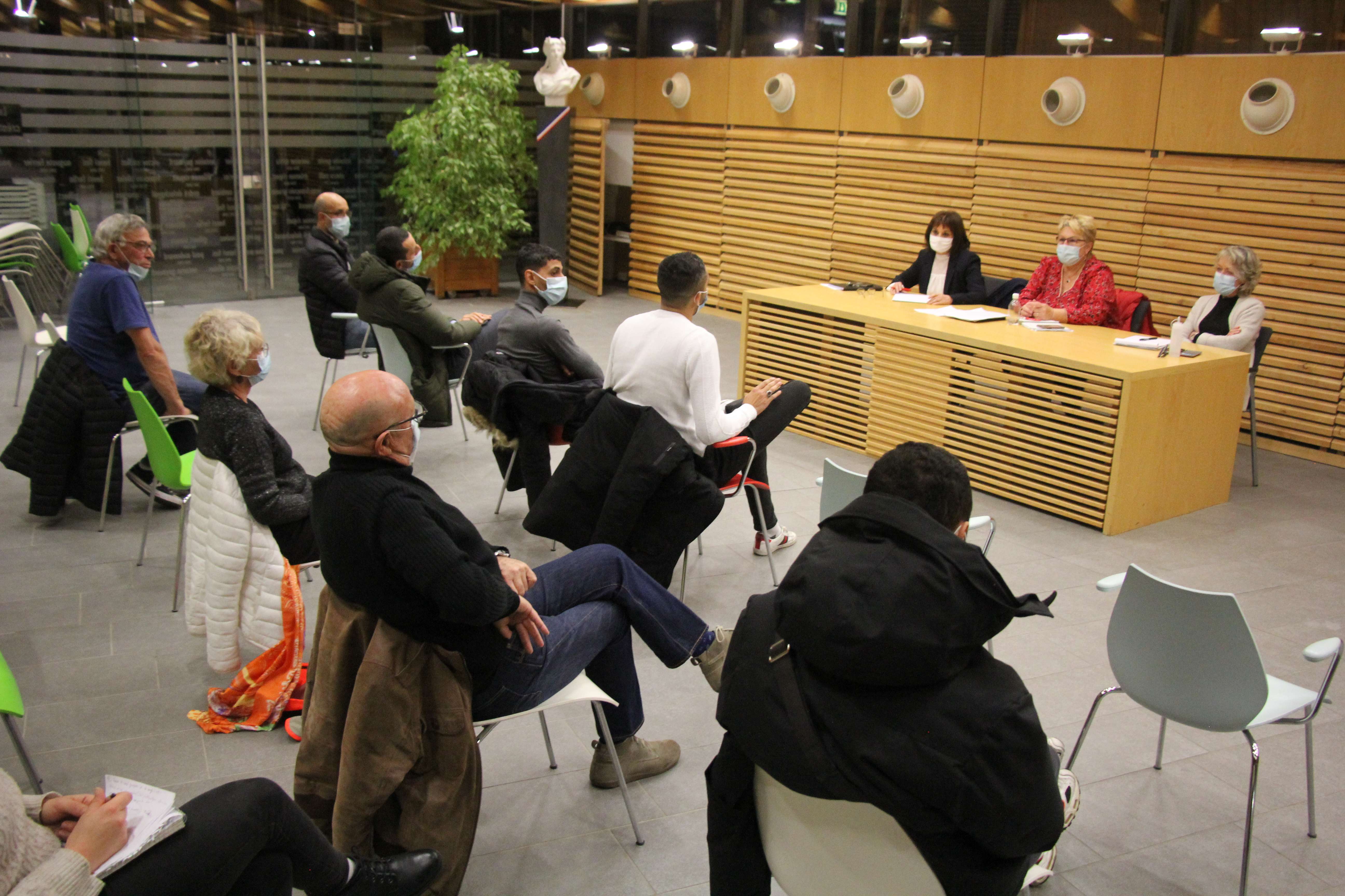 Sylvette Rochas, vice-présidente du CCAS et adjointe aux solidarités, entourée de Nadia Sadaoui et Véronique Dousse, du CCAS, échangent avec les associations partenaires pour esquisser les contours du Collectif. La rencontre a lieu dans la salle des mariages de la mairie.