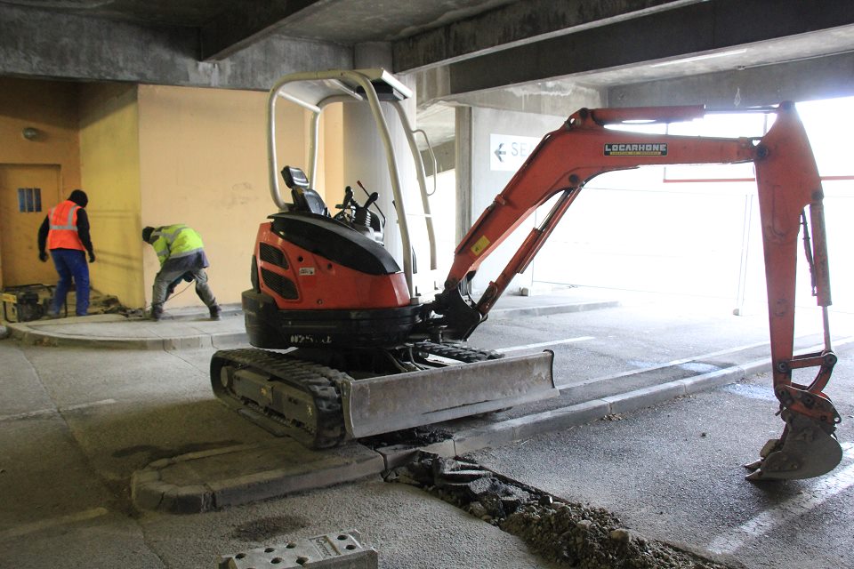Visite du chantier de sécurisation du parking du Stratège Les travaux de sécurisation du parking, qui devraient s'achever mi-janvier, ont permis d'embaucher deux jeunes du quartier orientés par le service prévention de la Ville. Sur la photo nous voyons des personnes travailler et des outils de chantier.