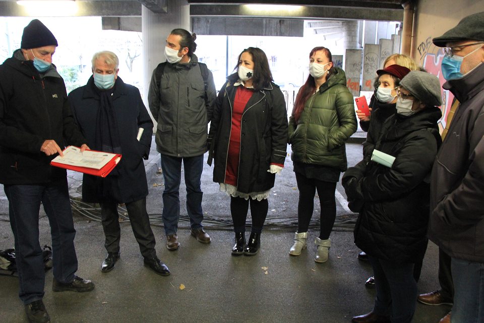 Elu-es, copropriétaires du batiment et représent-es de l'association des habitant-es des Granges s'étaient donnés rendez-vous sur place pour échanger et constater l'avancée des travaux.