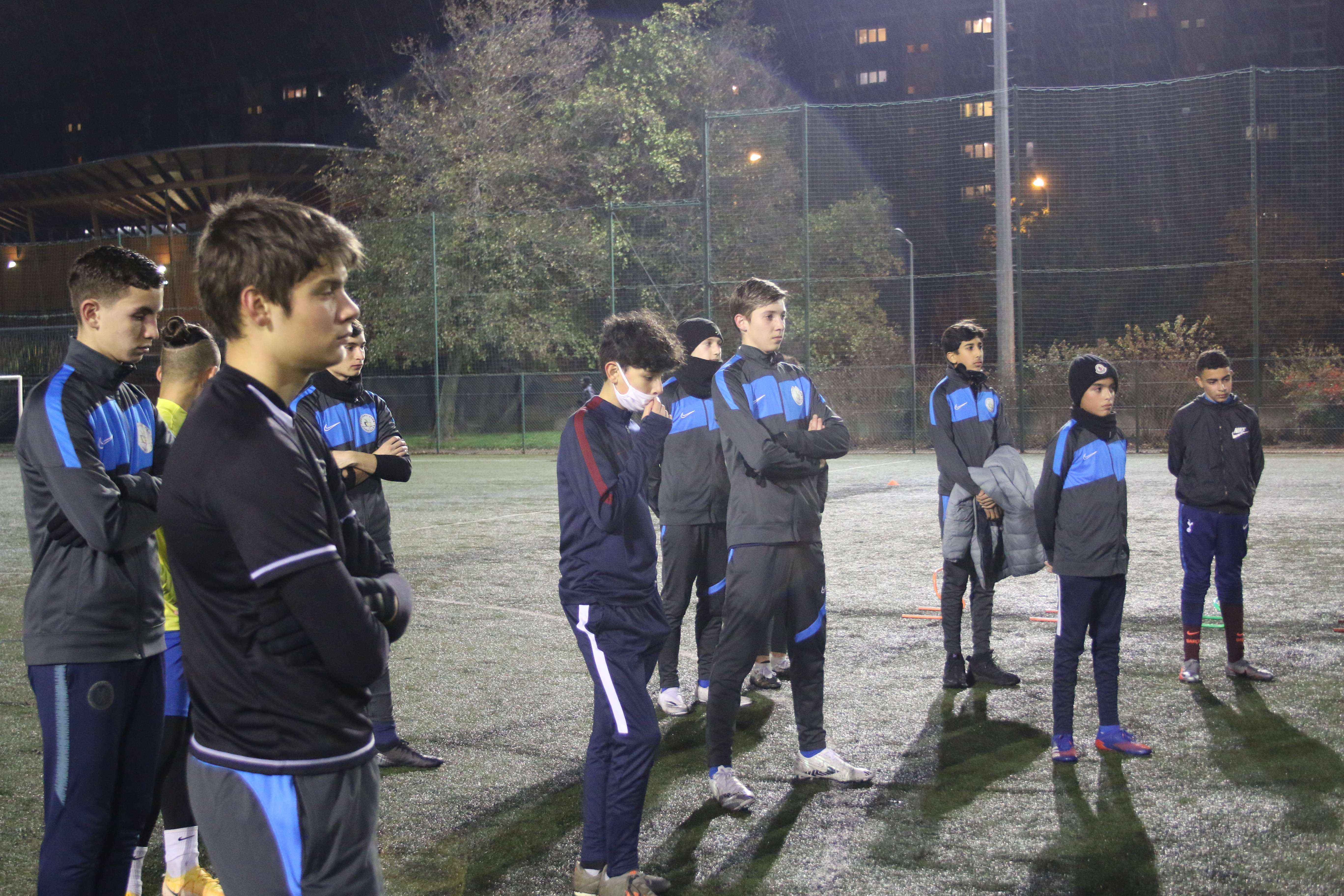 Les jeunes joueurs du FCE se sont retrouvés pour l'entrainement, tous en tenue sportive.