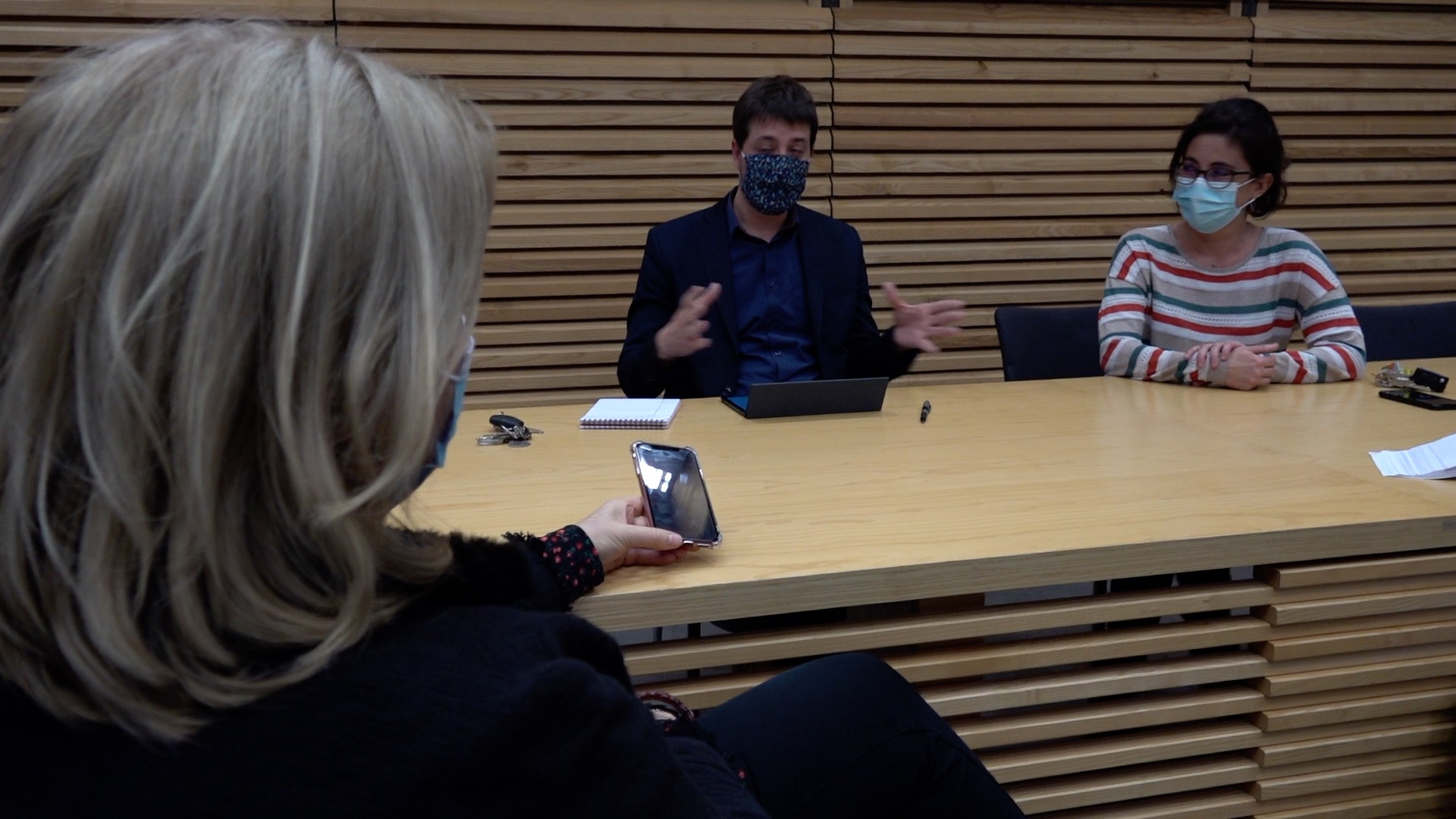 Démarche d'élaboration de la stratégie numérique de la Ville Aurélien Farge et Amandine Demore, respectivement conseiller municipal et première adjointe en charges du développement numérique, présentent la démarche d'élaboration de la stratégie numérique de la Ville pour les années à venir. Ils sont tous les deux assis derrière un bureau, face à eux se tient une journaliste.