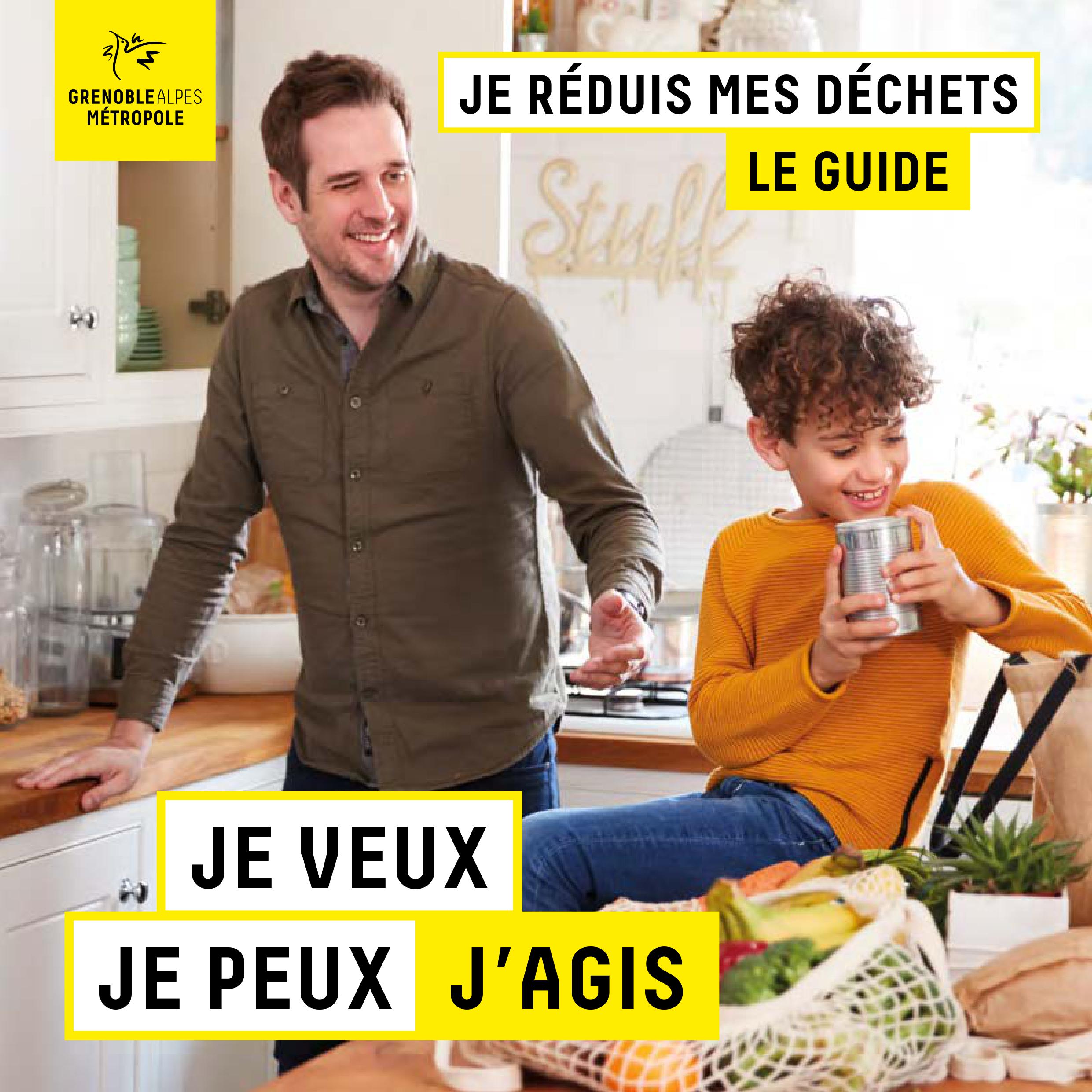 Visuel du guide "Je réduis mes déchets". Nous voyons un père avec son fils dans une cuisine, ils ont devant eux un sac de courses de légumes en tissus. 