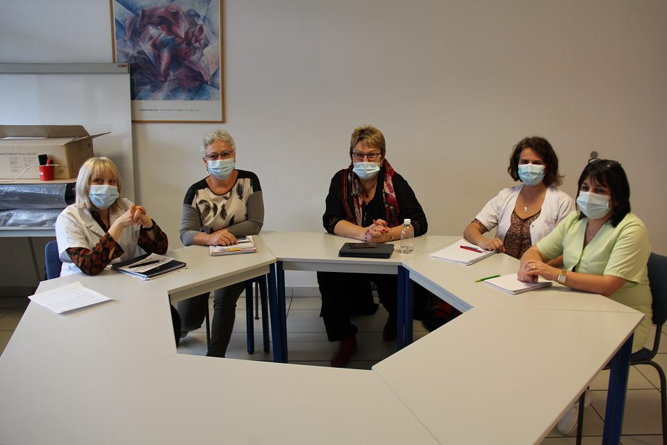 Sabine Lagier, directrice de l'Ehpad, et Sylvette Rochas, adjointe aux solidarités, au centre, font le point sur la situation liée au Covid dans l'établissement, en présence des cadres de santé. Elles sont toutes masquées et assises autour d'une table. 