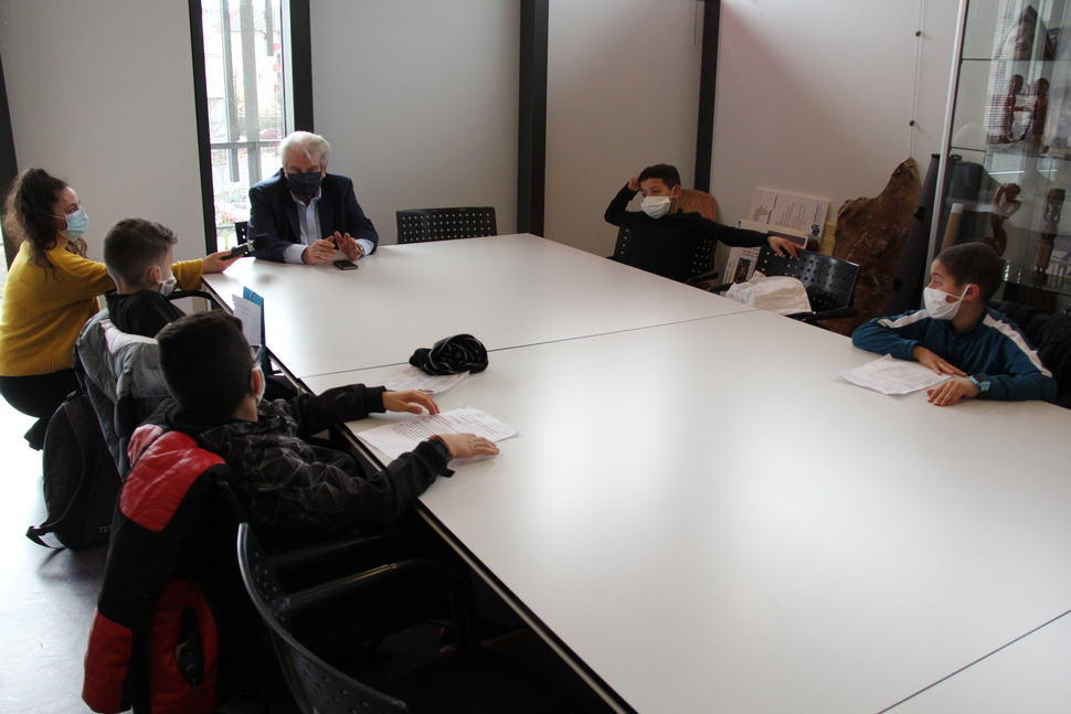 Rencontre entre le maire et des collégiens du REP Jean-Vilar Tous masqués et assis autour d'une table, les collégiens questionnent et interrogent le maire Renzo Sulli.