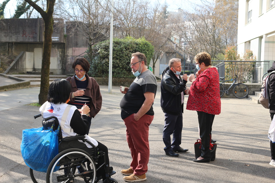 Repas solidaire organisé par le Secours populaire pour les étudiant-es Amandine Demore, 1ère adjointe, Sylvette Rochas, vice-présidente du CCAS et adjointe aux solidarités, et Yacine Hamidi, membre du Conseil d’Administration du CCAS et adjoint à l’innovation sociale, échangent avec les bénévoles du Secours populaire.