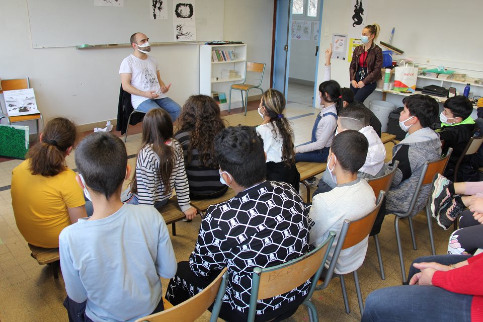 Spectacle Elle pas princesse, lui pas à héros à l'école Jean-Paul-Marat Installés dans une salle de classe, les élèves échangent avec les comédien-es, sur les rapports filles-garçons notamment.