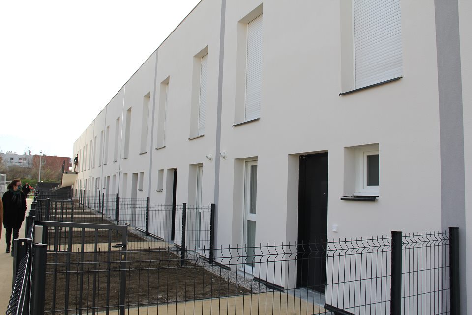 Visite de chantier de l'Open Set Vue sur le programme immobilier Open set. Vue sur les 10 maisons accolées et intermédiaires avec jardins.