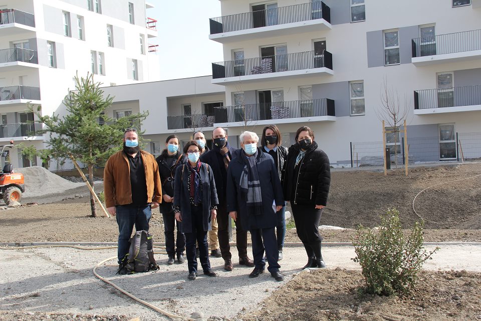Programme immobilier Open Set Le maire Renzo Sulli, la première adjointe Amandine Demore et l'adjointe à l'urbanisme Laetitia Rabih posent devant le programme immobilier Open Set avec le directeur général d'Isère Habitat Raphaël Taillot et les architectes en charge du projet. Tous sont masqués.