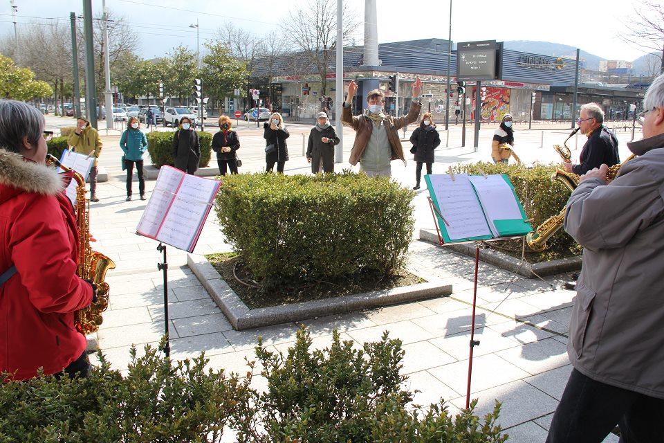 La Rue des cultures du jeudi 18 mars Sur le parvis de l'hôtel de ville, les Beaux becs, groupe de saxophonistes du CRI Jean-Wièner, donnent un mini concert en plein air. Des passant-es s'arrêtent, regardent, profitent de ce moment.
