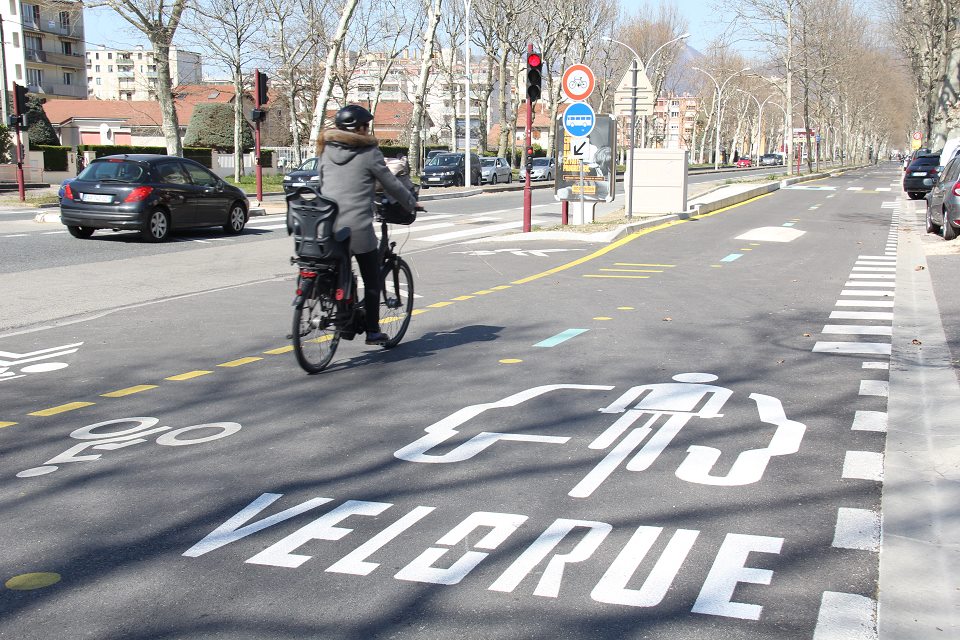 Vue de la Chronovélo 3 sur la contre-allée du cours Jean-Jaurès. Un vélo l'utilise.