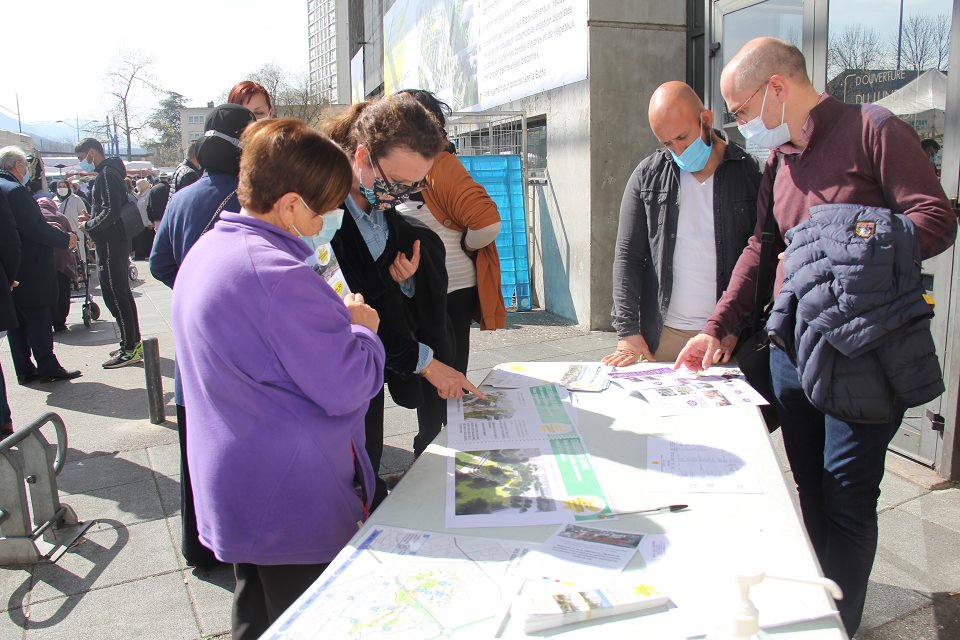 Elu-es et technicien-nes de la Ville évoquent l'actualité du PNRU sur le secteur avec les habitant-es.