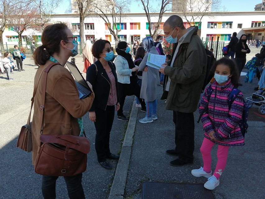 Inauguration de l'exposition sur le projet d'îlot de chaleur à Marcel-David Amandine Demore, première adjointe, présente le projet et le parcours d'énigmes aux parents et aux enfants à la sortie de l'école.