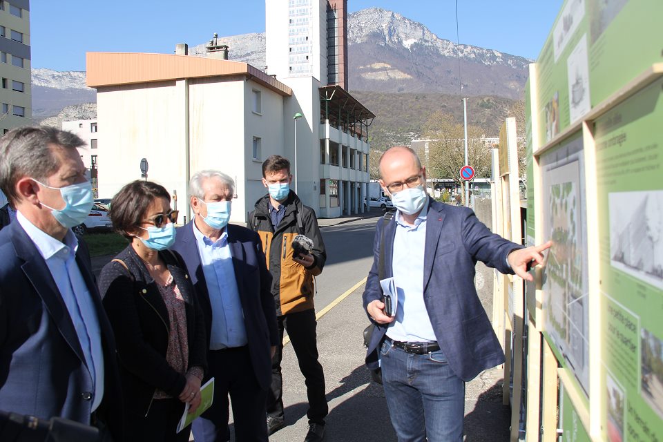 Inauguration de l'exposition sur le projet d'îlot de chaleur à Marcel-David. Le directeur adjoint de la Direction de la ville durable présente les panneaux de l'exposition aux élu-es présent-es.