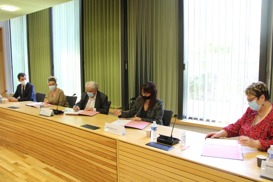 Frédéric Léglise, directeur intérimaire de la CAF, Anne-Laure Malfatto, Renzo Sulli, maire d'Echirolles, Sandrine Martin-Grand, vice-présidente du Département et Sylvette Rochas, vice-présidente du CCAS, signent la nouvelle Convention qui les unit en matière de politiques sociales. La signature se fait en salle du conseil municipal à la Mairie. Tout le monde est masqué. 