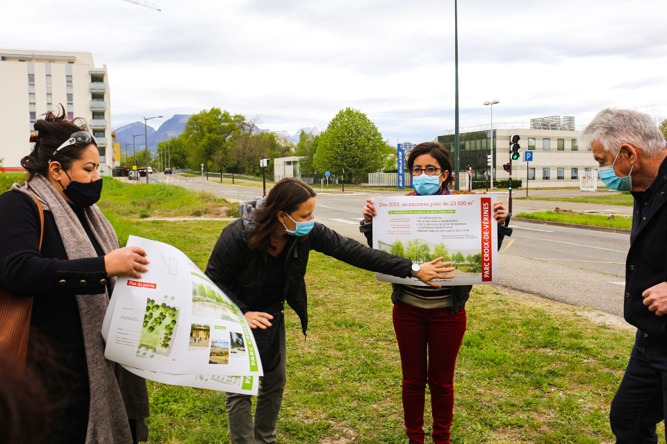 L'adjoint à l'aménagement urbain Lætitia Rabih et la première adjointe Amandine Demore, plans en main, répondent  aux questions des riverain-es.   