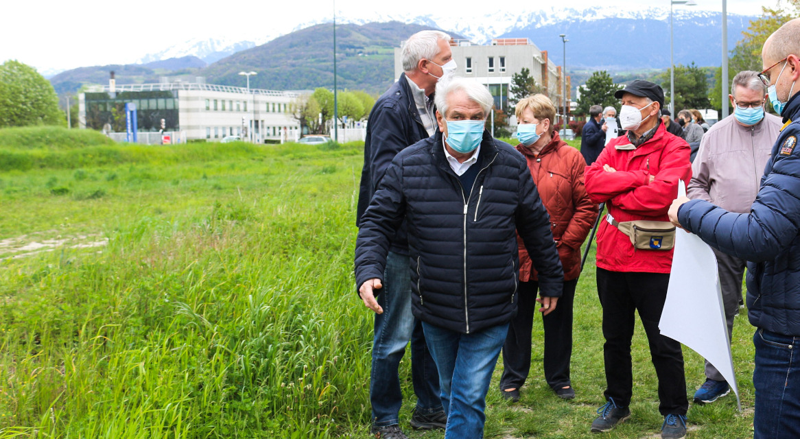 Les élu-es, dont le maire Renzo Sulli, participent à la balade urbaine organisée ce samedi 10 avril. Une balade urbaine destinée à présenter le projet des futurs aménagements du parc Croix de Vérines aux riverain-es.