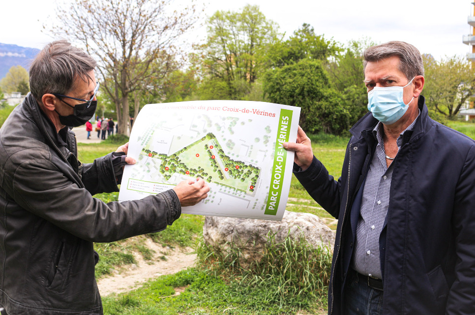 Philippe Vic, directeur de la Direction de la Direction de la ville durable de la Ville, et Daniel Bessiron, adjoint à l'environnement durable, aux transitions et aux éco-quartiers, présentent les plans des futurs aménagements du parc Croix de Vérines aux riverain-es.