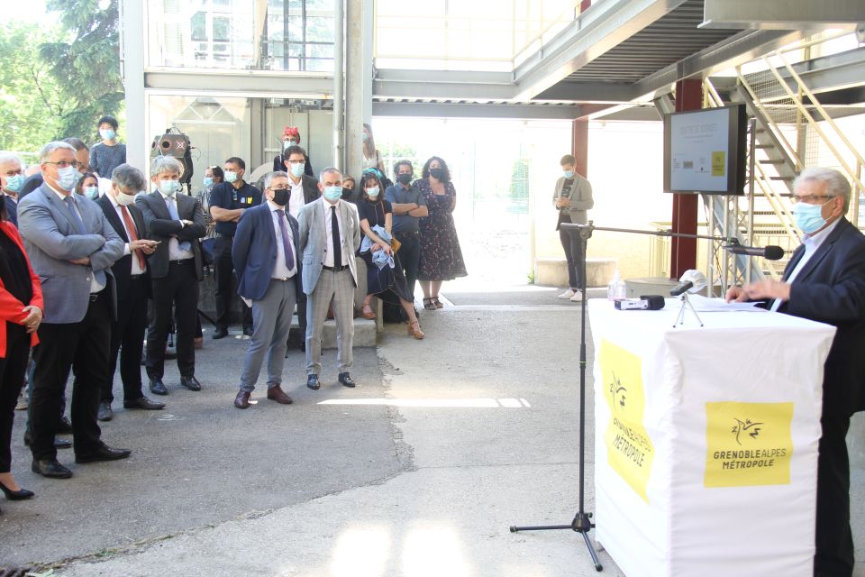 Pose de la première pierre du Centre de sciences. Photo du Maire Renzo Sulli en plein discours derrière un pupitre. La photo est prise dans la cours des Moulins de Villancourt. Tous les élu-es et partenaires du projet se tiennent face au maire.